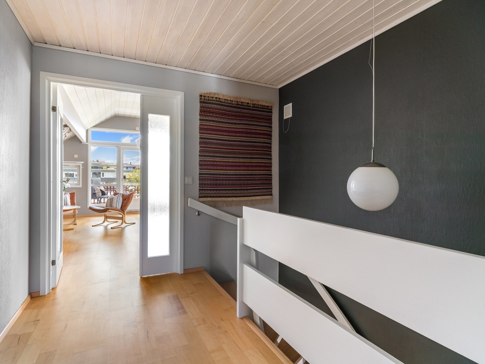 Fra entréen leder trappen opp til boligens loftsetasje. Galleribilde