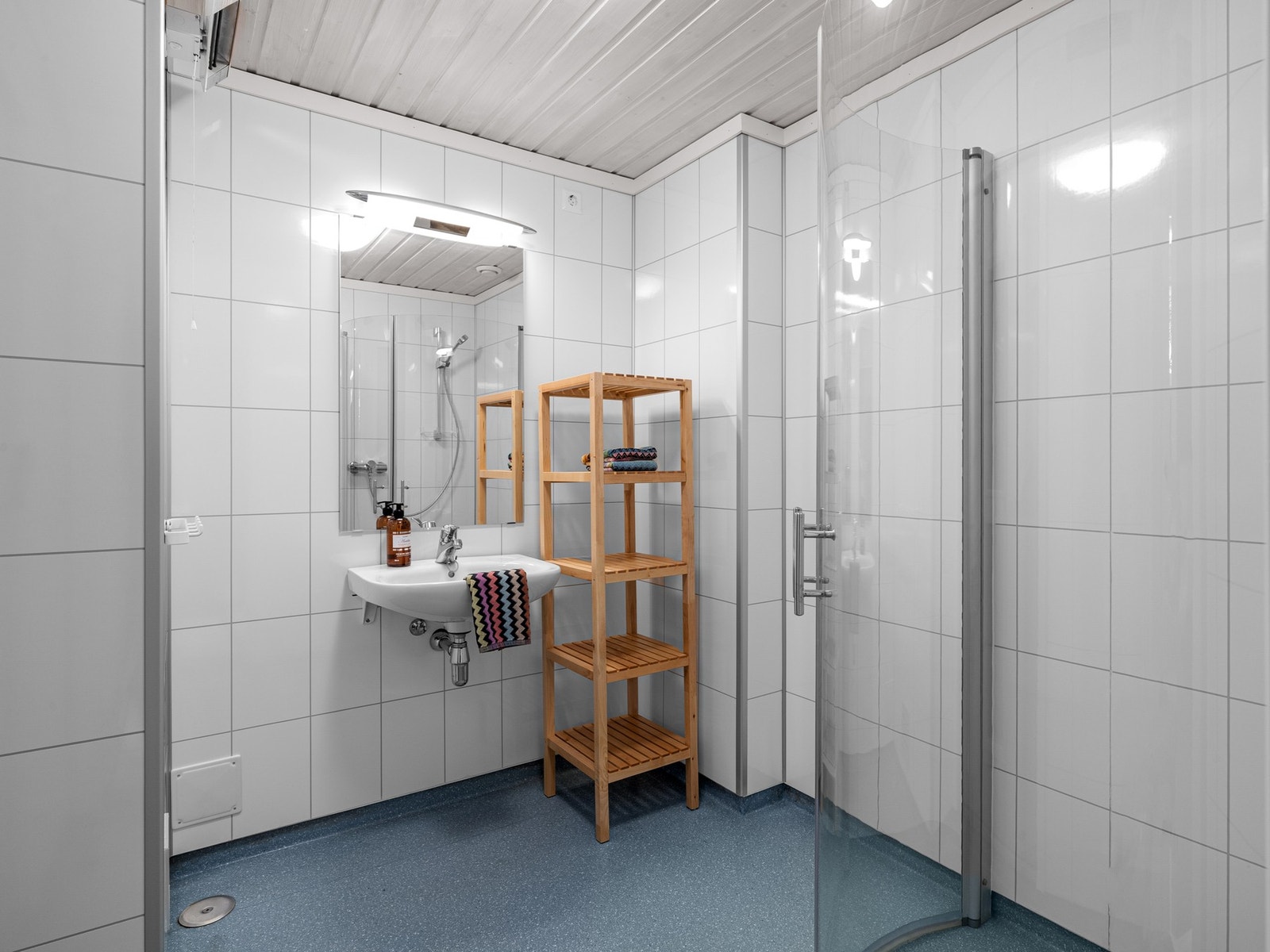 I kjelleren finner du boligens tredje bad. Badet ble oppgradert ca. i 2015 og har belegg på gulv samt baderomsplater på veggene. Galleribilde