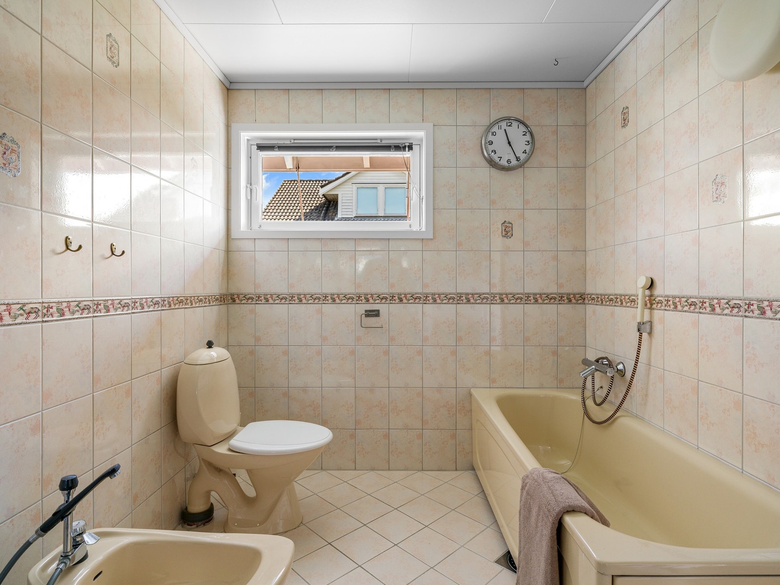 Badet i 1. etasje har flislagte gulv og vegger. Galleribilde