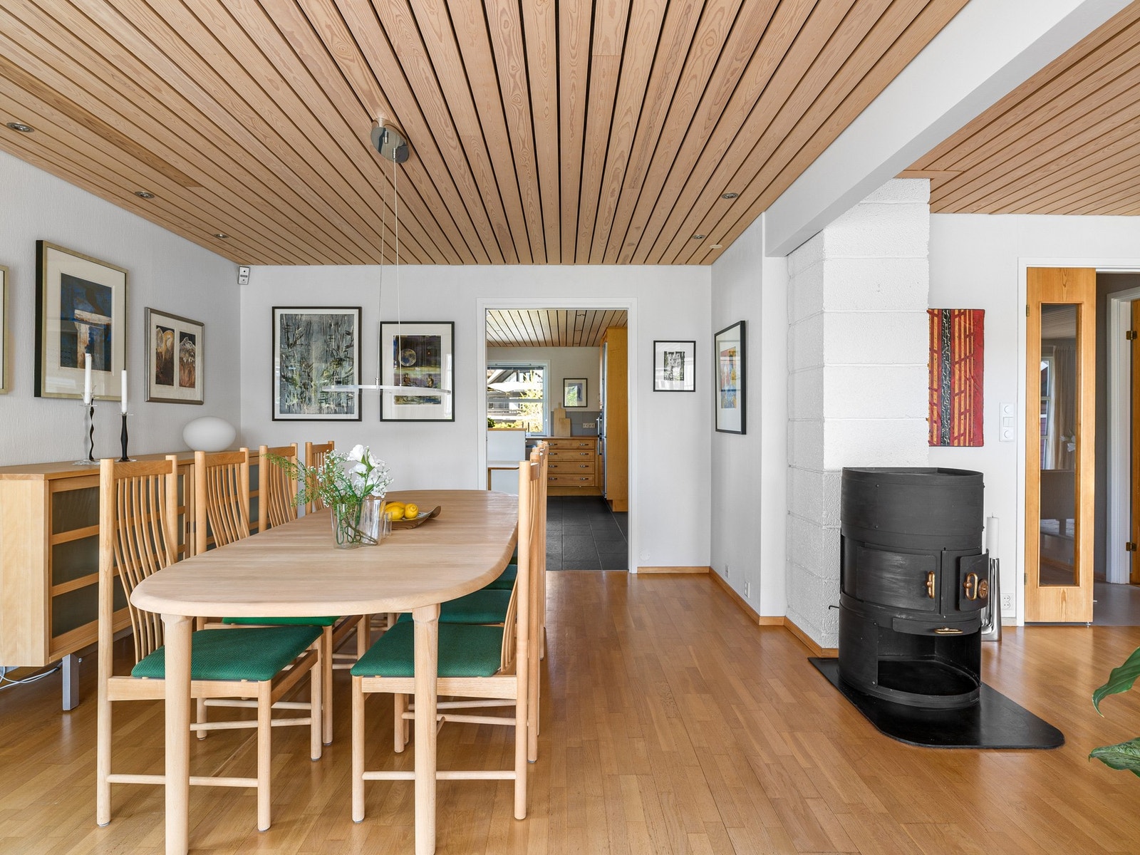 I stuen har man også en peis som skaper en lun atmosfære på kalde vinterkvelder. Galleribilde
