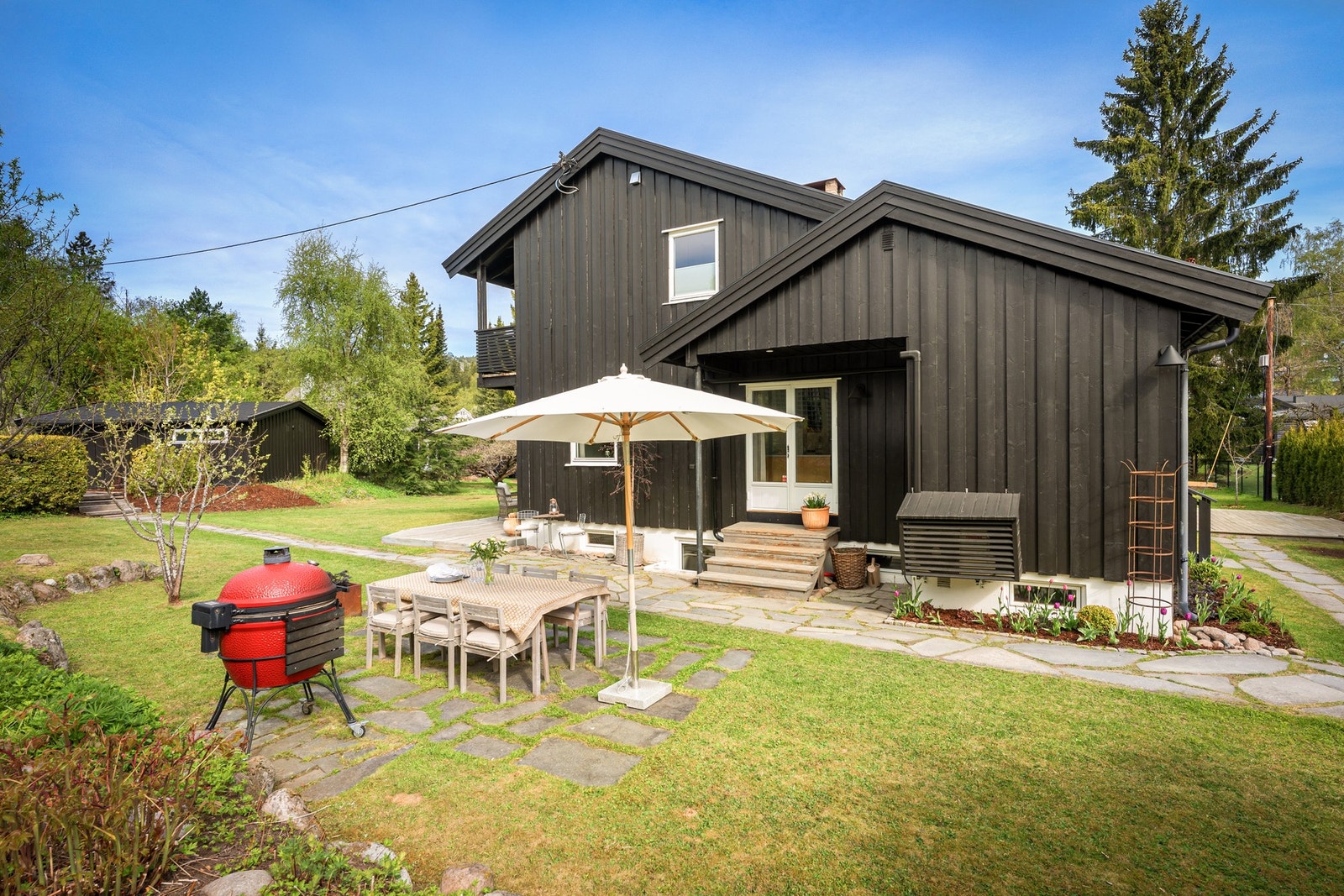 Fra stuen er det utgang til boligens uteområder og terrasse. Galleribilde