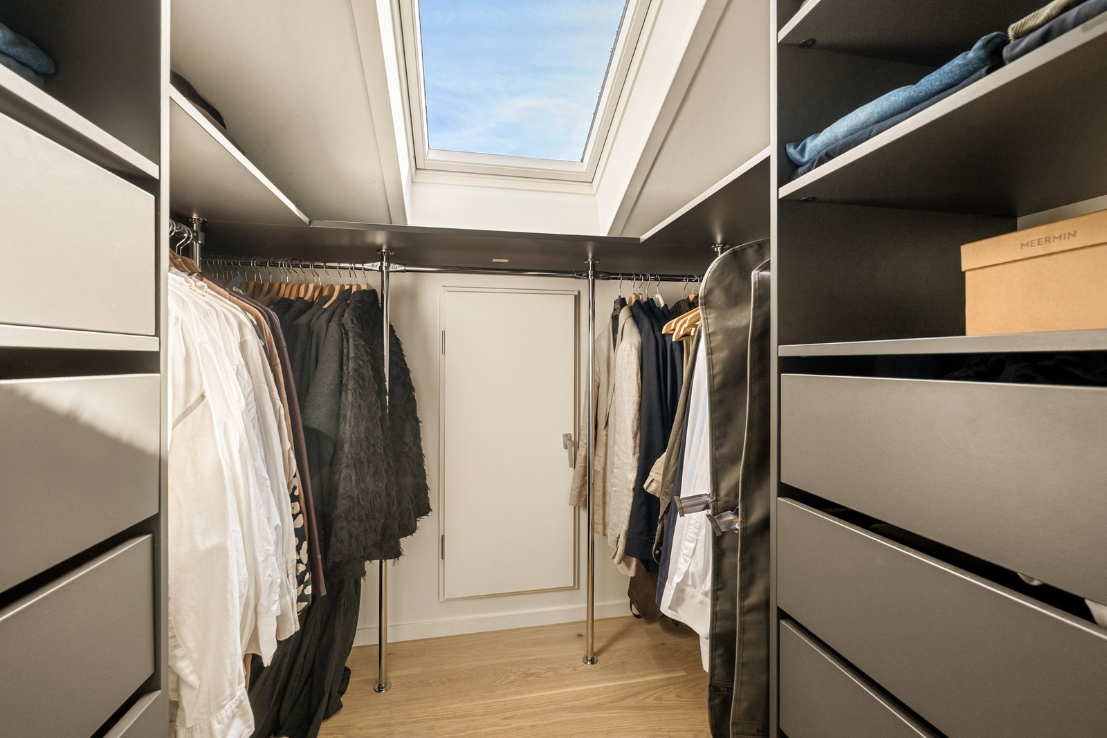 Romslig walk-in garderobe med gode oppbevaringsmuligheter i tilknytning til soveromsavdelingen. Her er det også tilgang til et kneloft for praktisk oppbevaring. Galleribilde