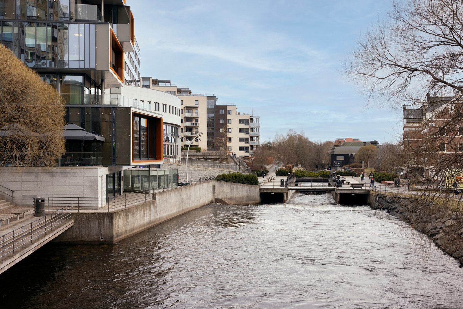 Fra Nydalen kan du følge Akerselven gjennom Grünerløkka og hele veien ned til Oslofjorden. Nydalen er også en populær badeplass året rundt. Galleribilde