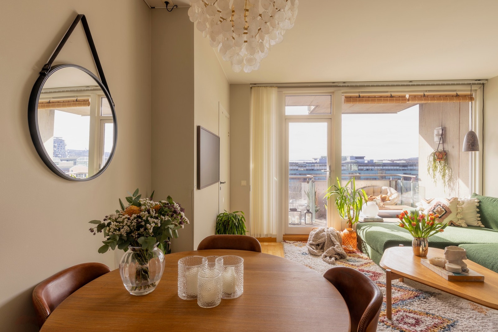 Her er det god plass til sofa, sofabord og spisebord. Galleribilde