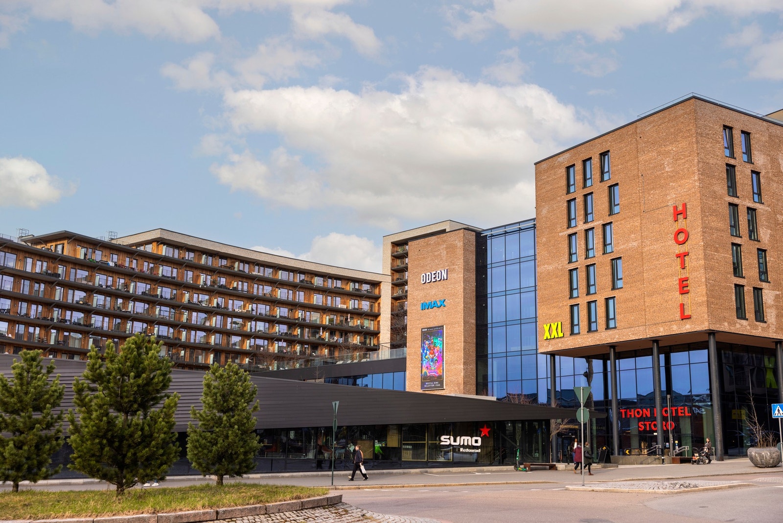 Her finner du flere butikken og spisesteder som Storo Storsenter, Sumo, Fly Chicken, Kaffebrenneriet og Sats. Galleribilde