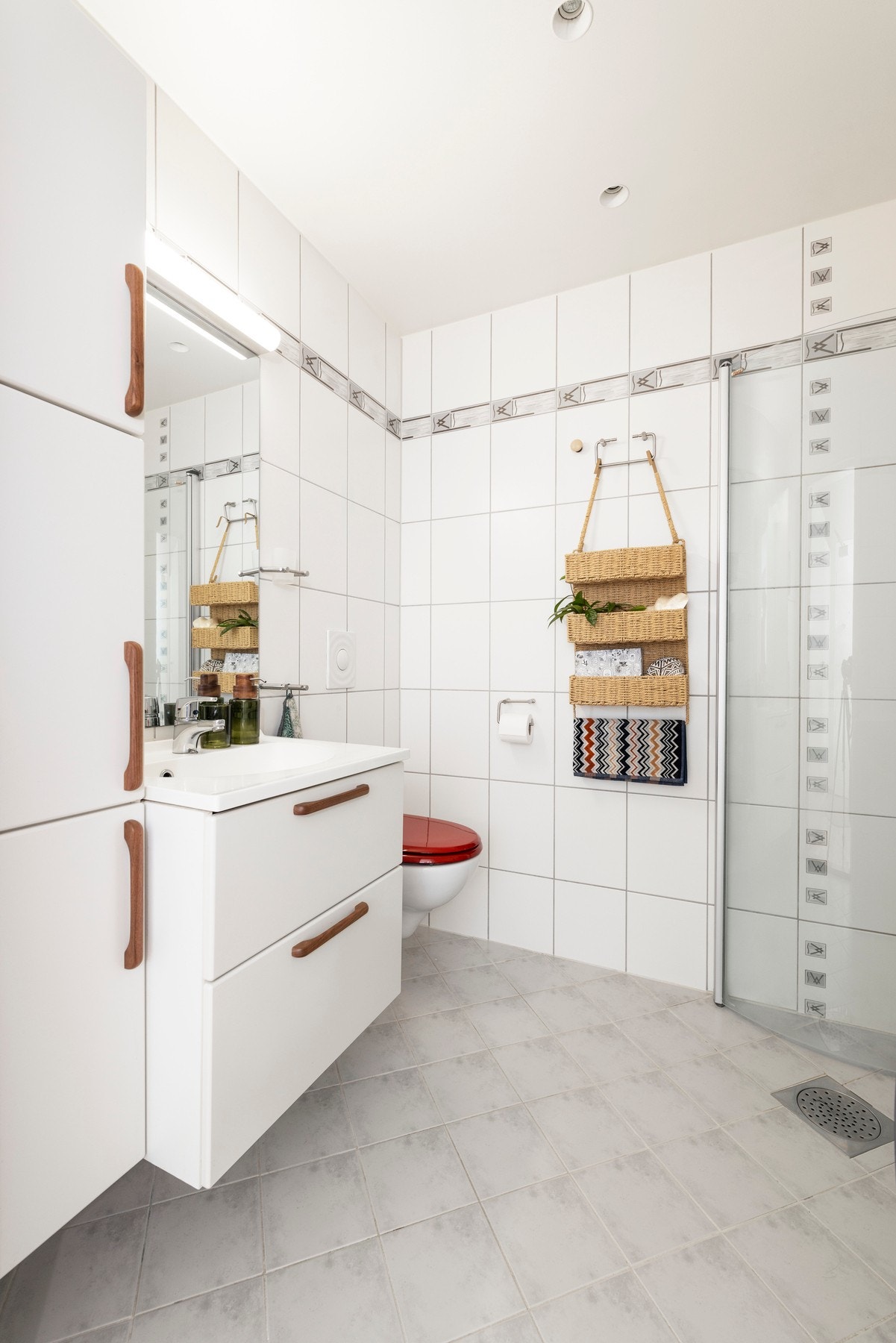 Baderommet har et klassisk og tidløst uttrykk, og er fra byggeår innredet med servant og underskuffer, høyskap, toalett, plass til vaskemaskin, samt. et dusjhjørne med innfellbare dusjdører. Galleribilde