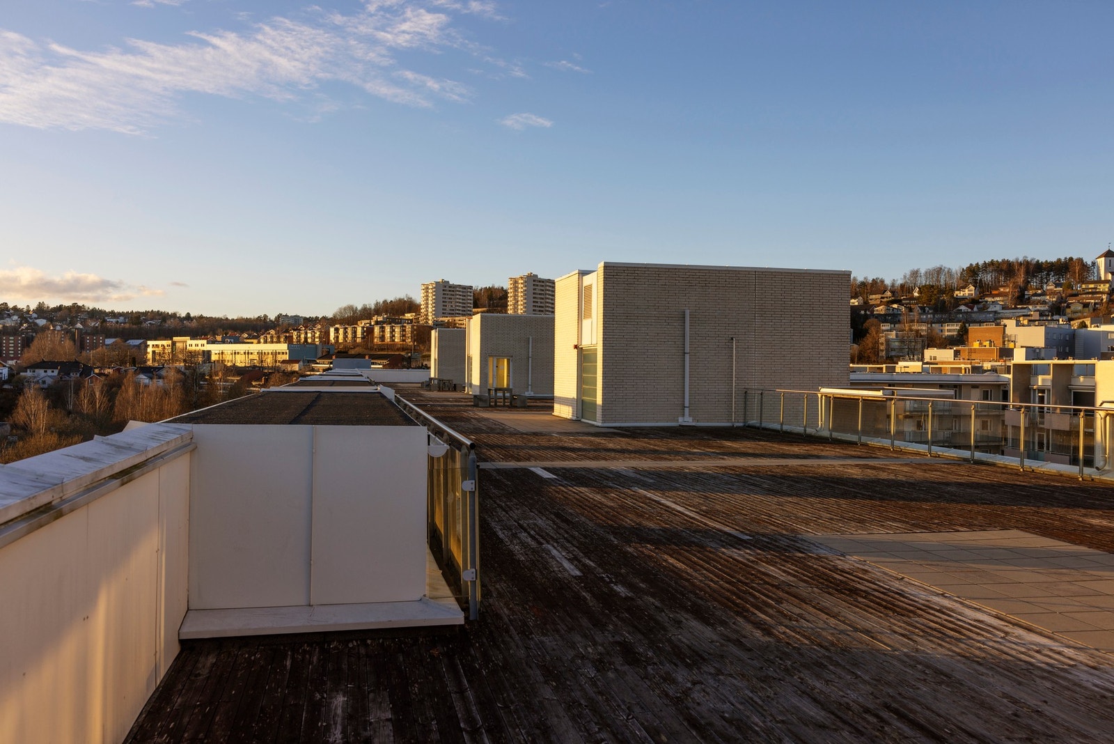 Ikke nok med at du har egen balkong, men om du ønsker enda flere soltimer, finnes det en felles takterrasse. Galleribilde