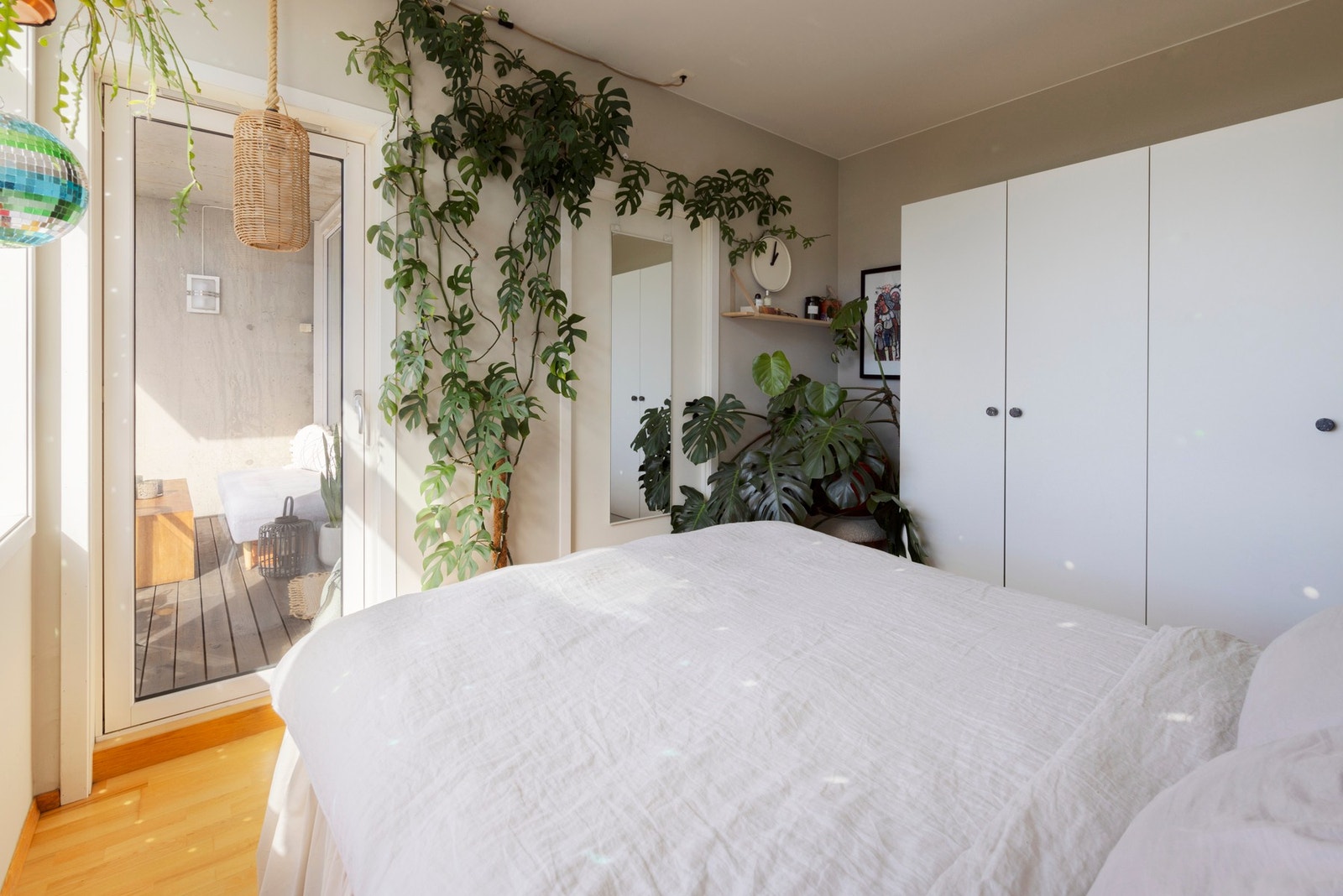 Soverommet finner du i tilknytning til stuen og har egen utgang til balkongen! . Galleribilde