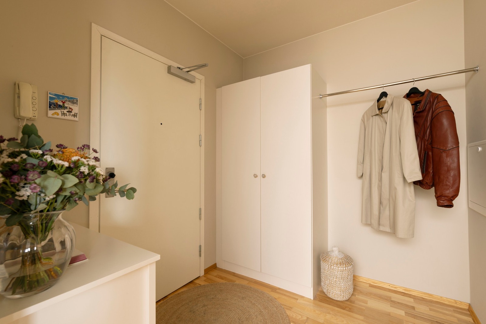 Inngangspartiet har bra med oppbevaring og plass til å henge fra seg yttertøy. Galleribilde