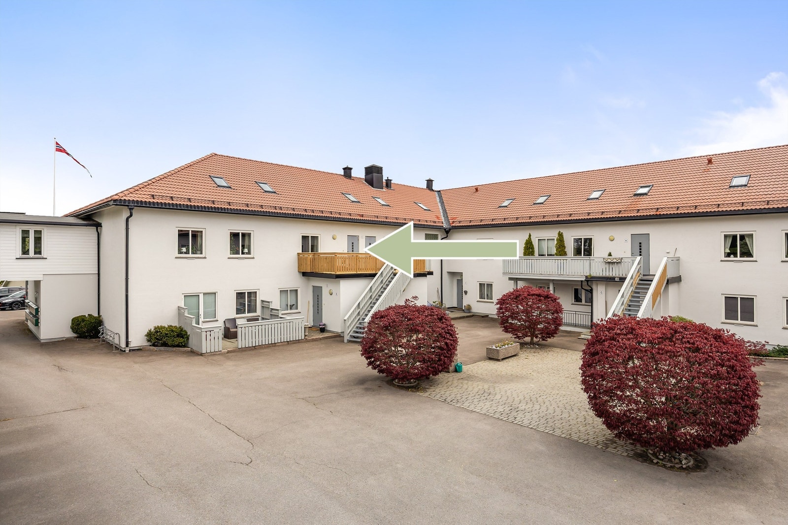 Det er kort vei til Sandesenteret og Sande sentrum med flere servicetilbud samt togstasjon. Galleribilde