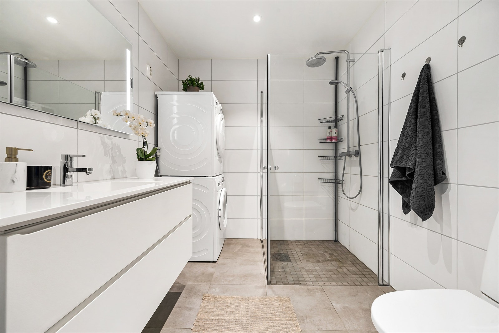 Badet er fra 2021 og har flislagt gulv med gulvvarme, dusjhjørne med regnfallsdusj samt opplegg for vaskemaskin/tørketrommel. Galleribilde