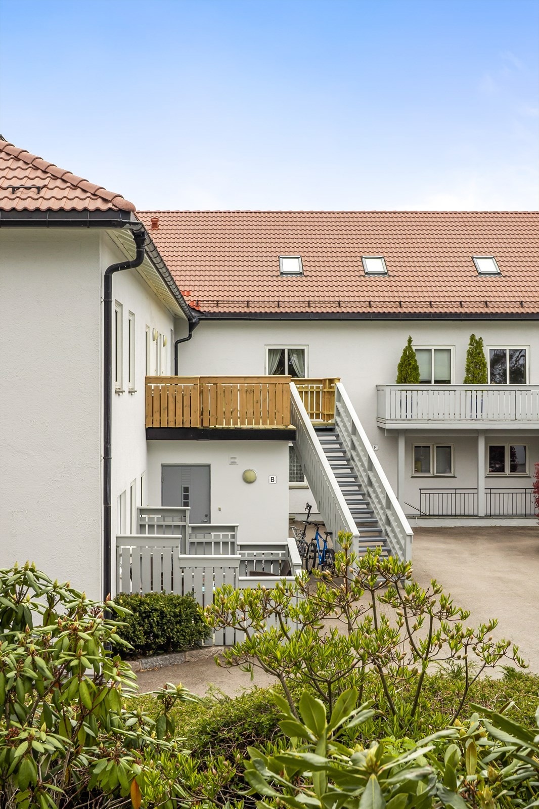 Felles utvendig trappeadkomst fra 2026 opp til leiligheten i 2. etasje. Galleribilde