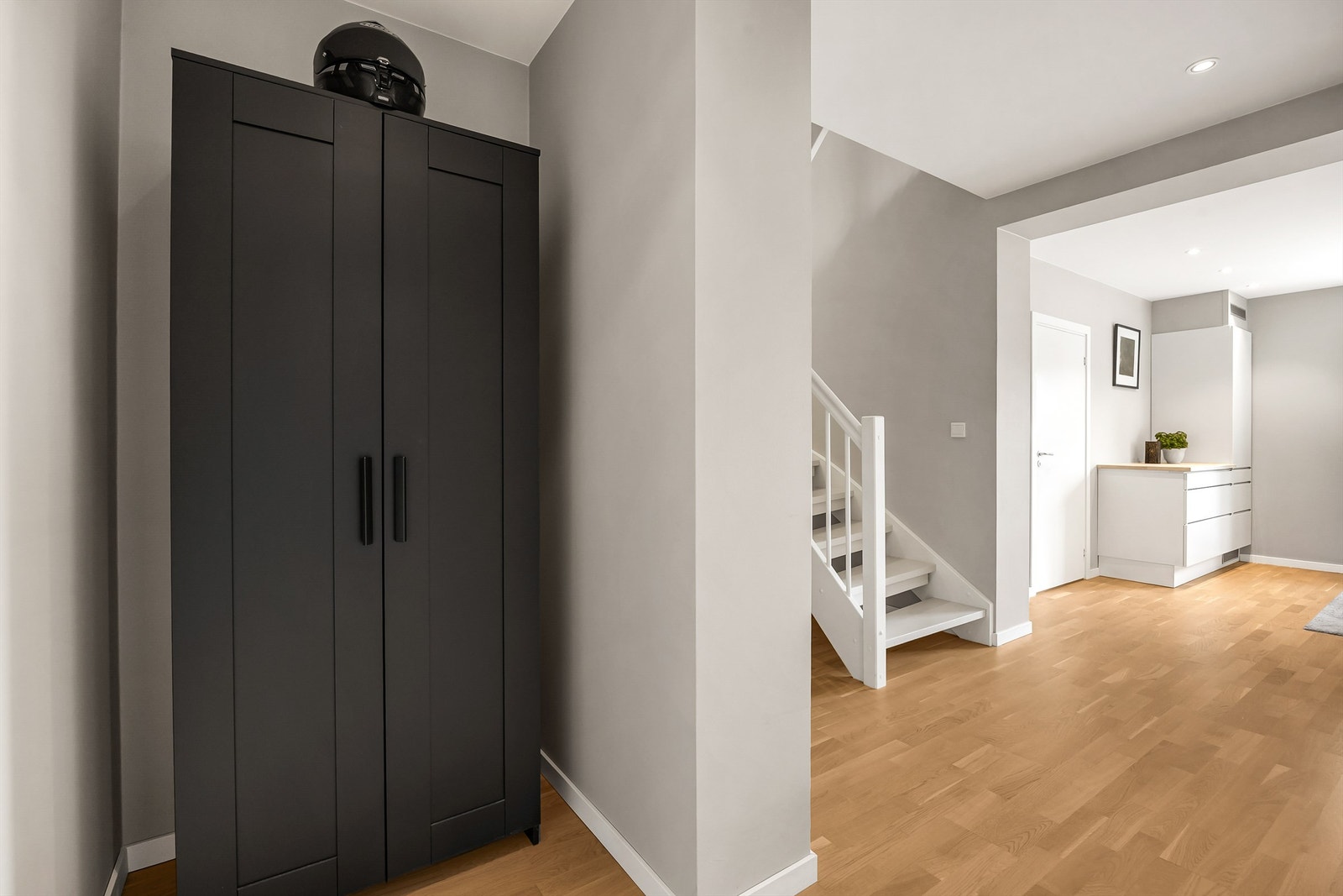 Hallen binder sammen rommene i 2. etasje og har en malt tretrapp som leder opp til loftstuen. Galleribilde