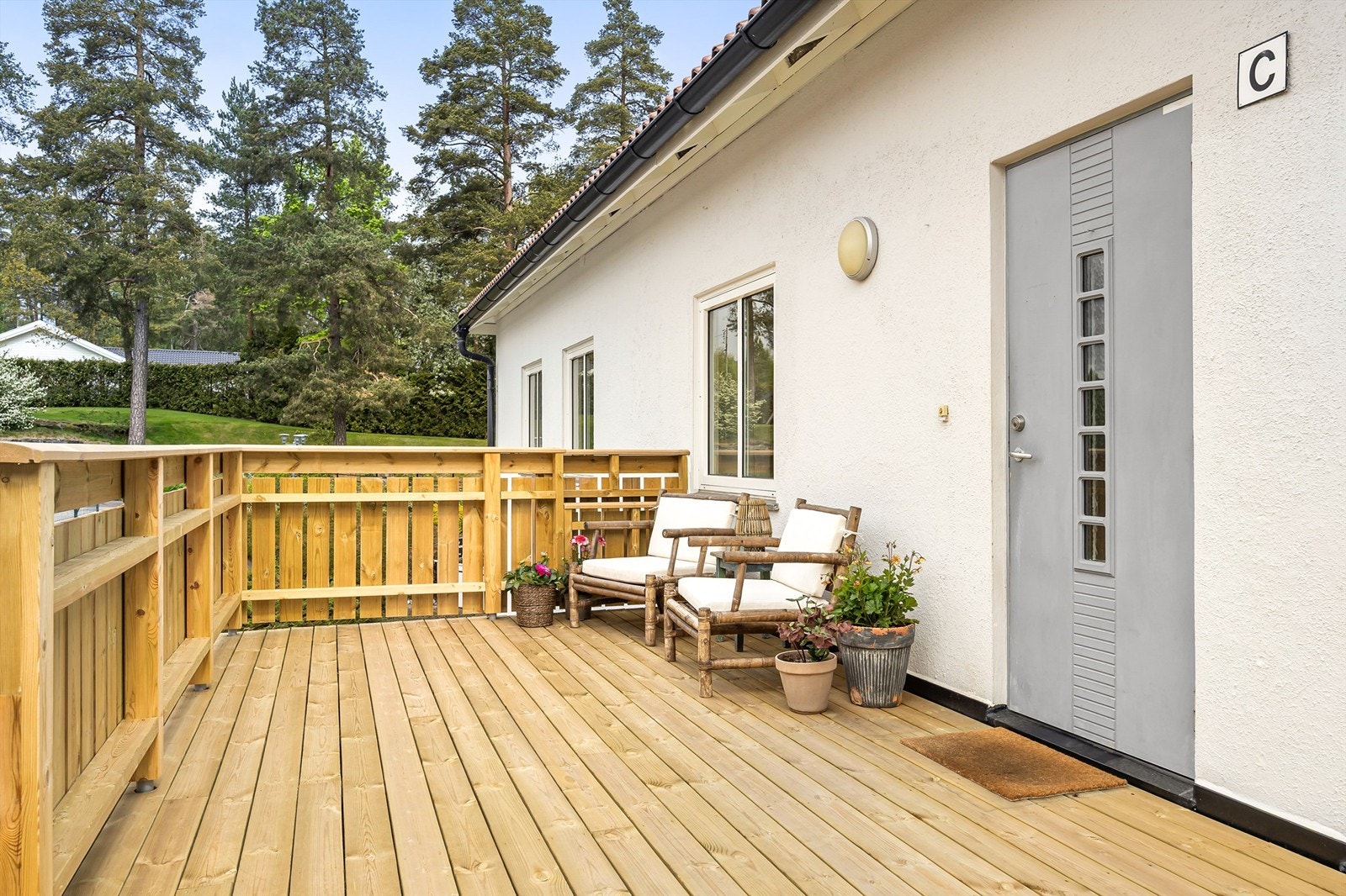 Hyggelig terrasse fra 2026 på 9 kvm i tilknytning til inngangspartiet, terrassedelen er tinglyst som tilleggsdel til seksjonen. Galleribilde