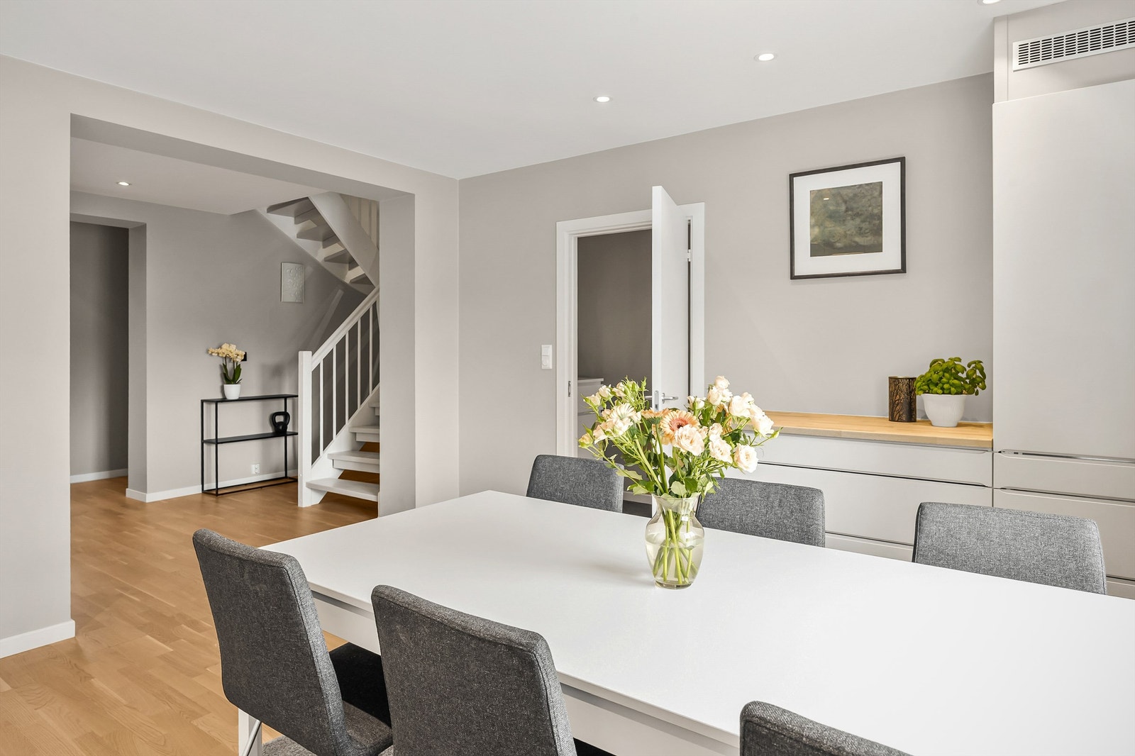 Mulighet for spiseplass ved vindu. Galleribilde