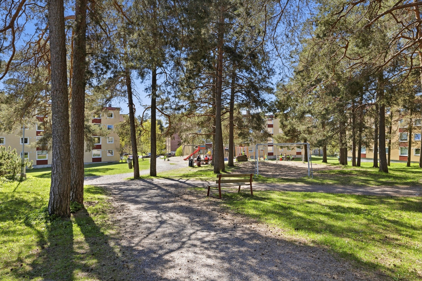 Felles sittebenker og lekearealer skaper trivsel for både voksne og barn Galleribilde