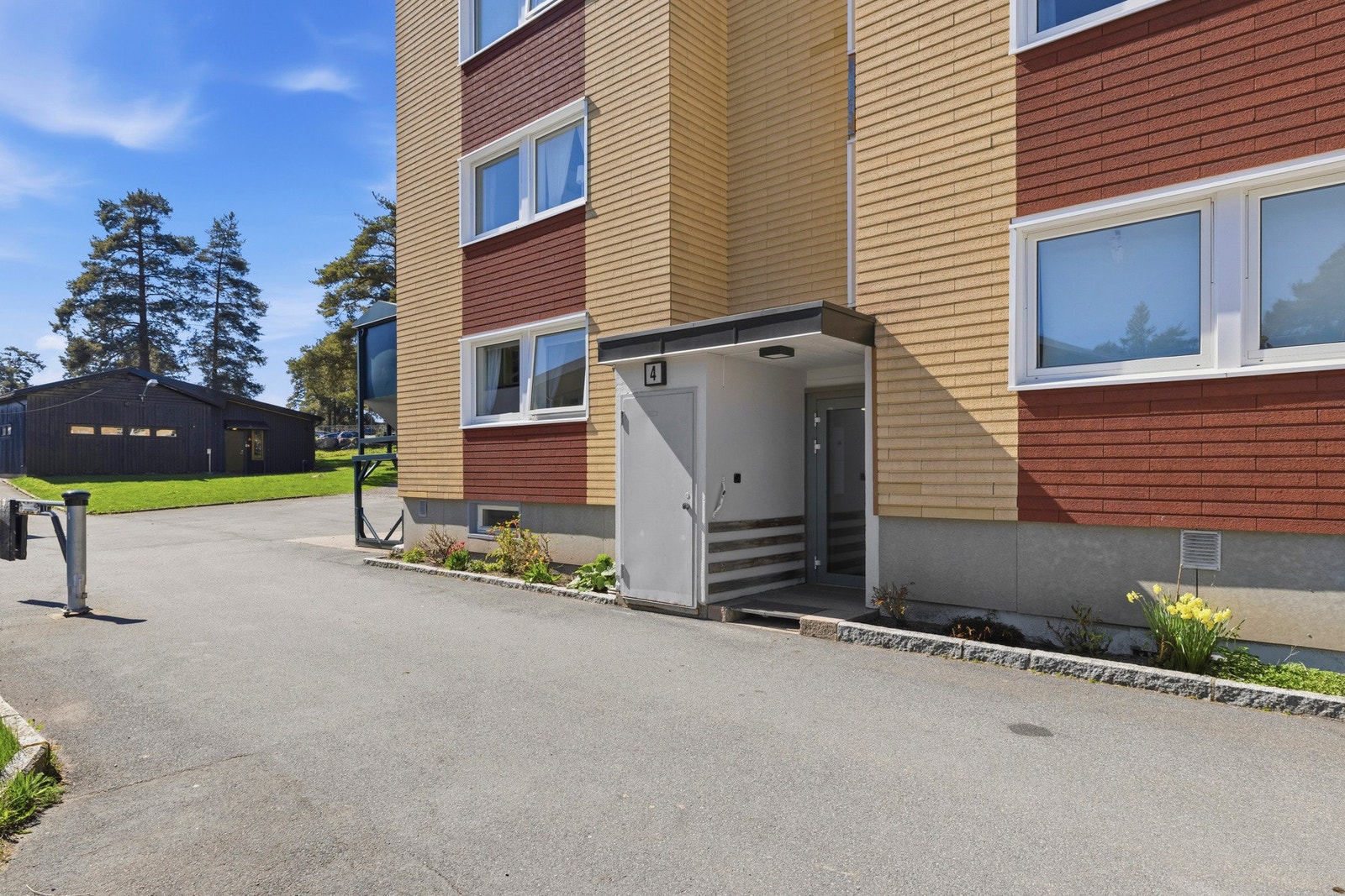 Leiligheten ligger i et veletablert og ettertraktet boligområde på Oppsal, kjent for sin nærhet til både byliv og natur Galleribilde