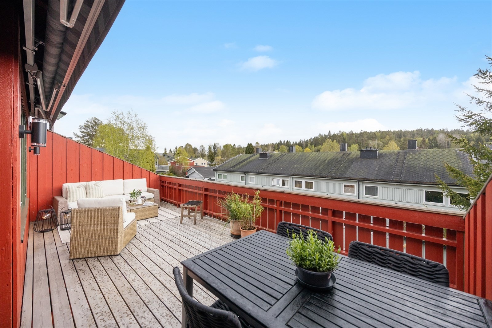 Meget fin, sydvendt terrasse med adkomst fra stue Galleribilde