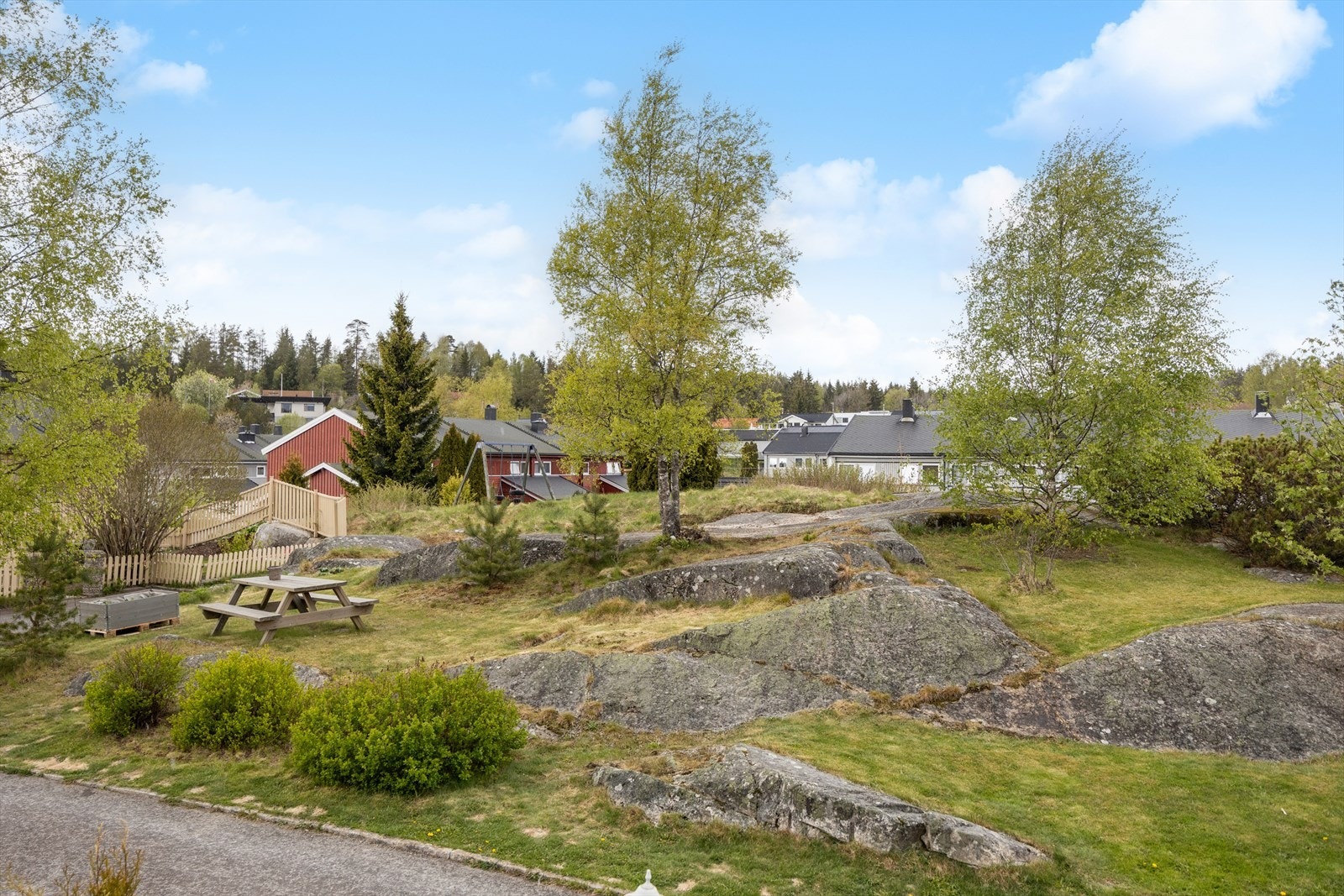 Meget fint felles uteområde hvor barna kan leke trygt og fritt Galleribilde