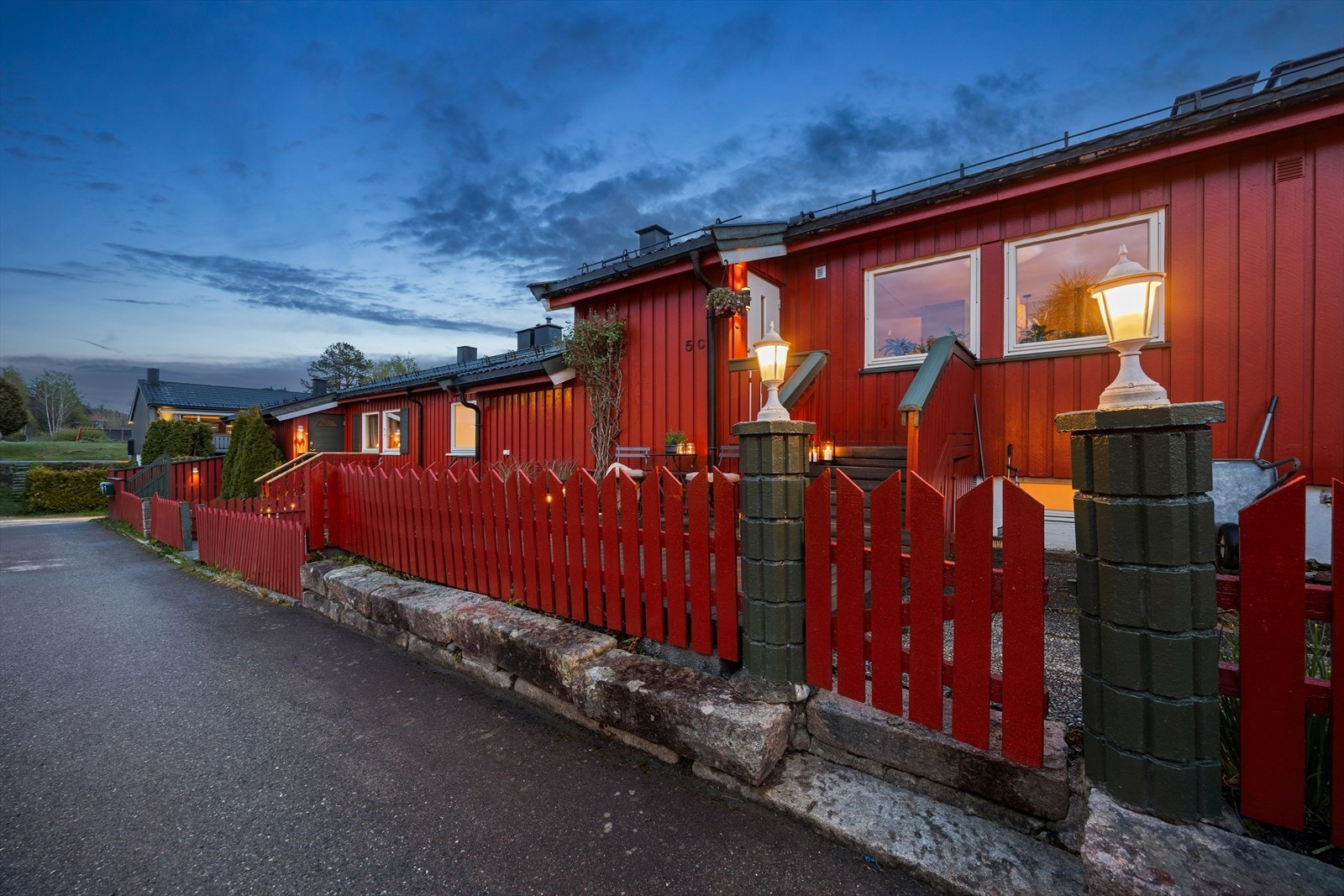 Her bor man med gangavstand til Coop Extra, bussholdeplass, barnehager og skole Galleribilde