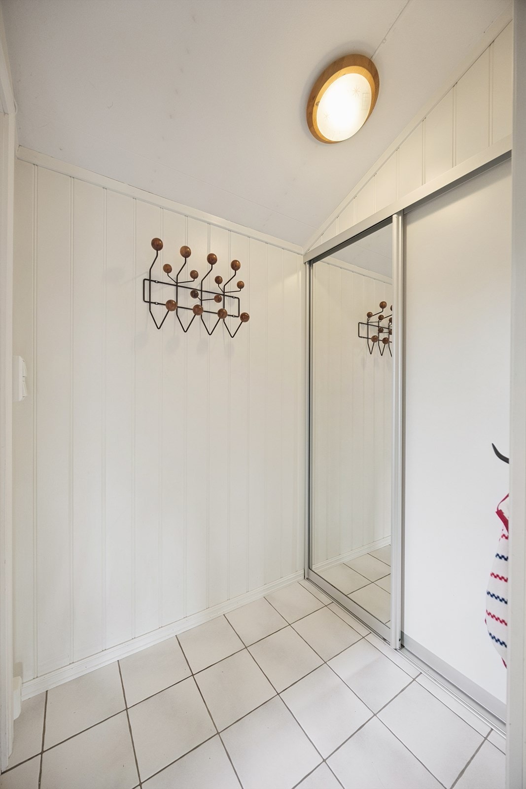 Entré er av fin størrelse med god skyvedørsgarderobe for oppbevaringsplass Galleribilde