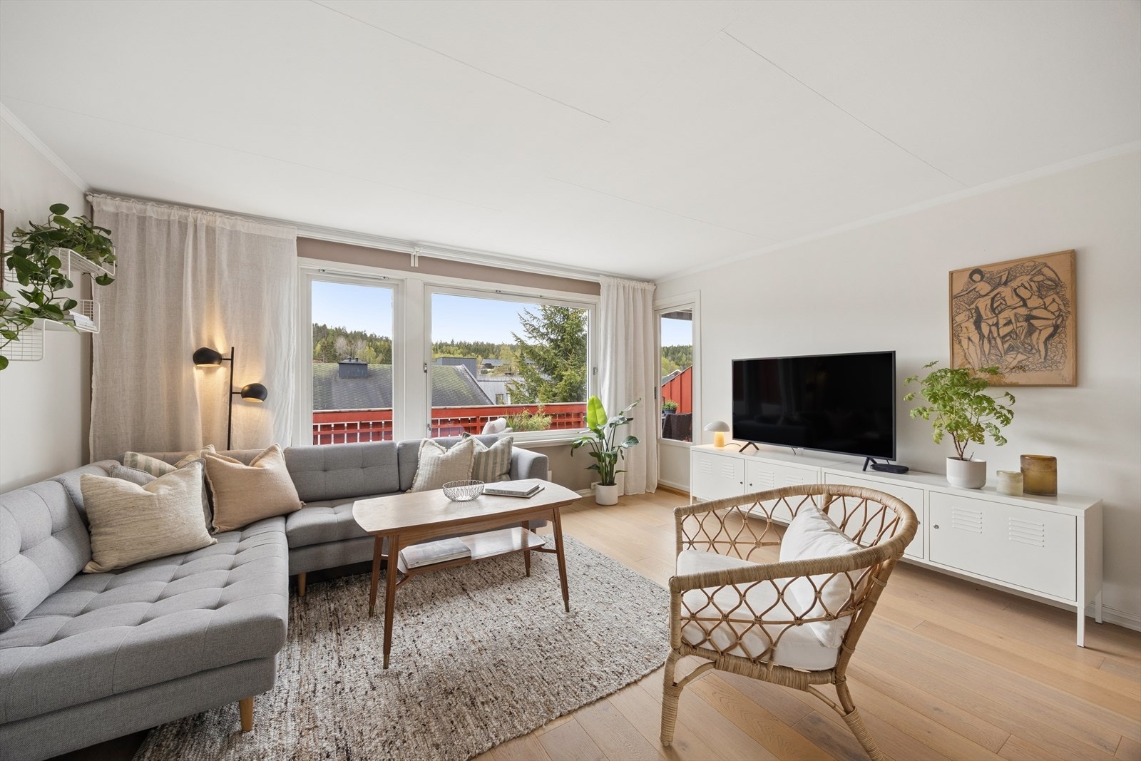 I stuen er det god plass til stor sofagruppe, TV og oppbevaringsmøbler Galleribilde