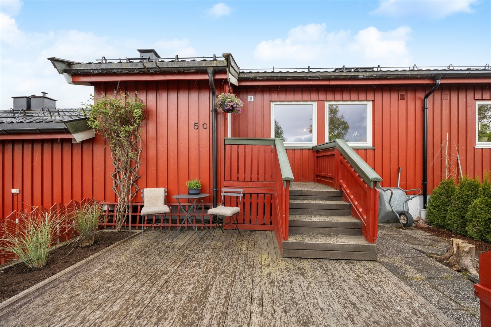 I forbindelse med inngangsparti er det også en fin uteplass på ca. 23 kvm som er vendt mot nord. Det er også her god plass til utemøblement Galleribilde