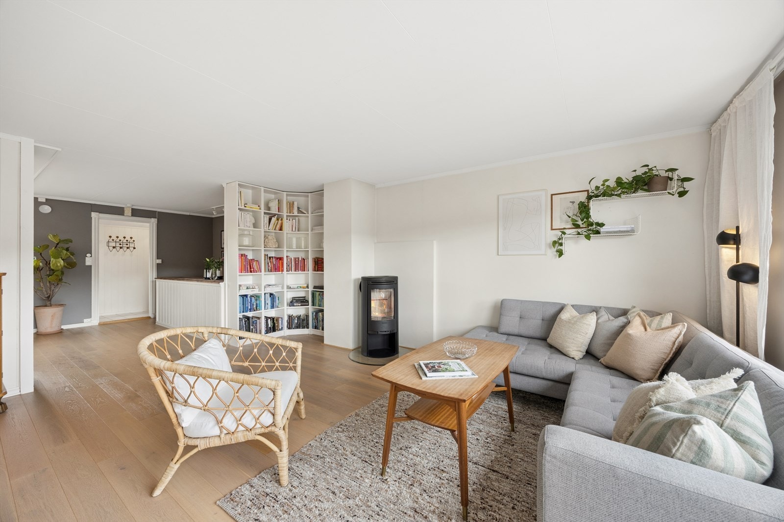 Det er også montert en moderne vedovn som varmer godt på kalde vinterdager og skaper hygge Galleribilde