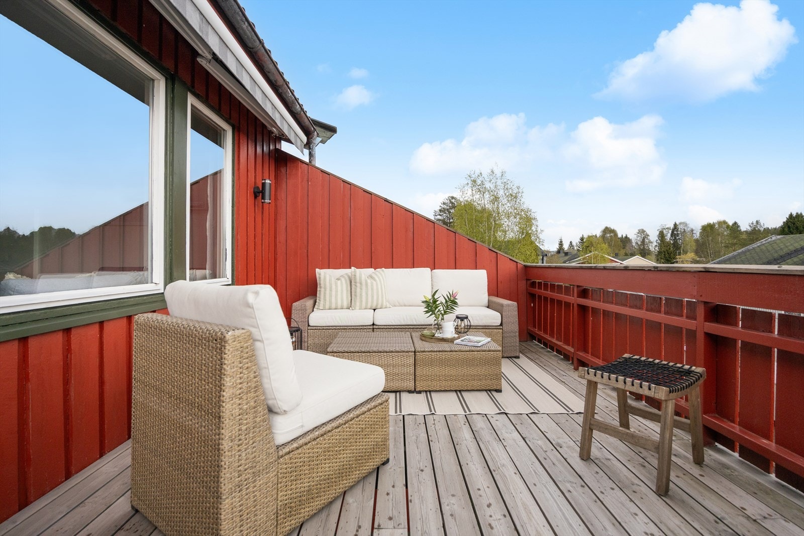Terrassen er på ca. 23 kvm og har god plass til utemøblement og grill Galleribilde