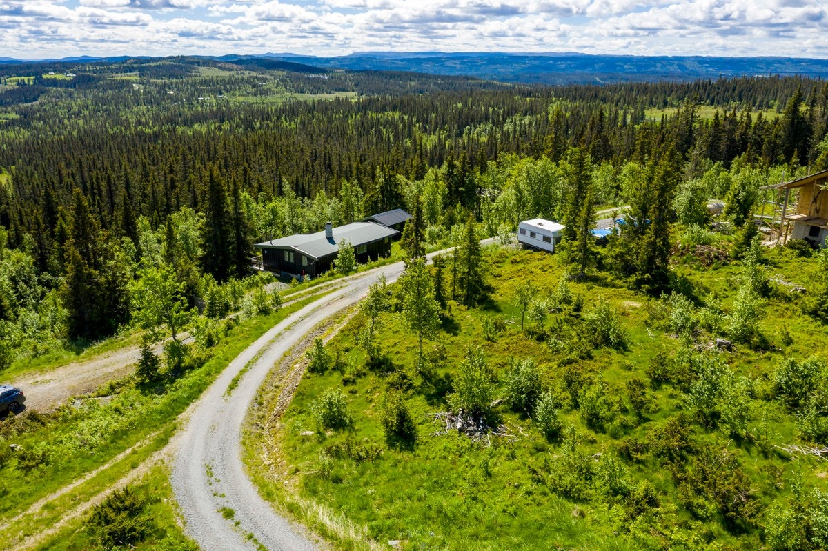 Sommerstid har man en mengde stier og stølsveier som er ypperlige for fot- og sykkelturer. Terrenget er egnet for alle, om man vil ha seg en liten spasertur eller om man vil bestige fjelltopper Galleribilde