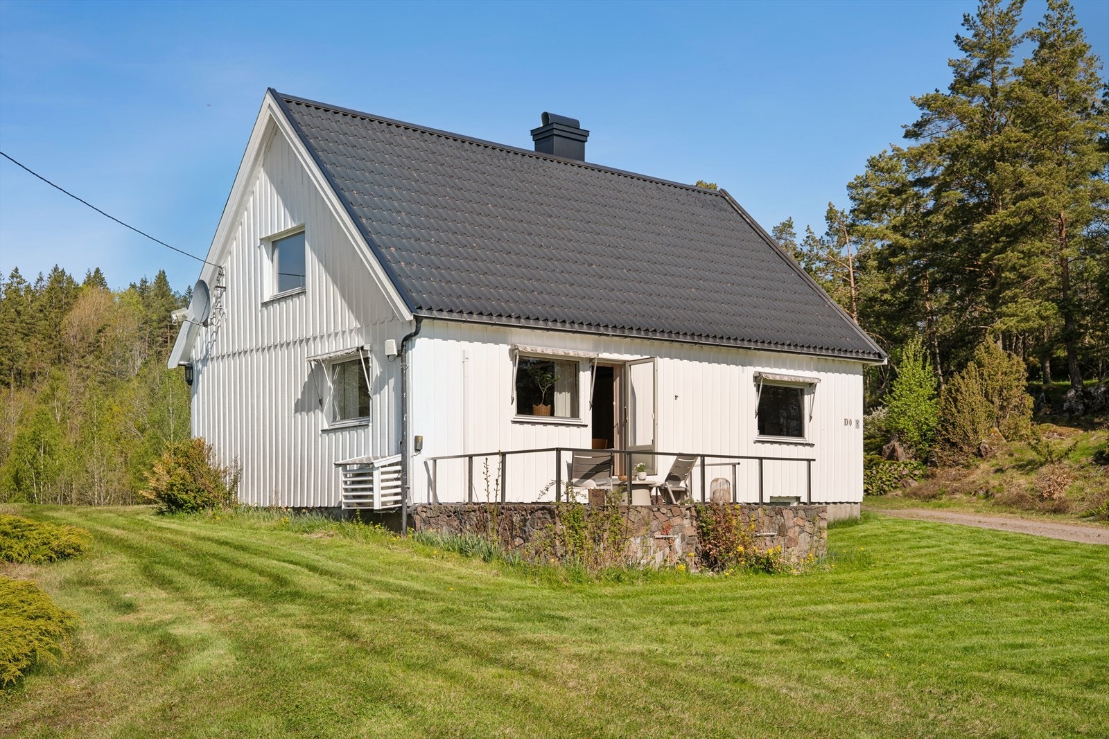 Eiendommen kan skilte med fine uteområder langs skogkanten, store grøntarealer med landlig utsikt som byr på mye boltreplass. Galleribilde