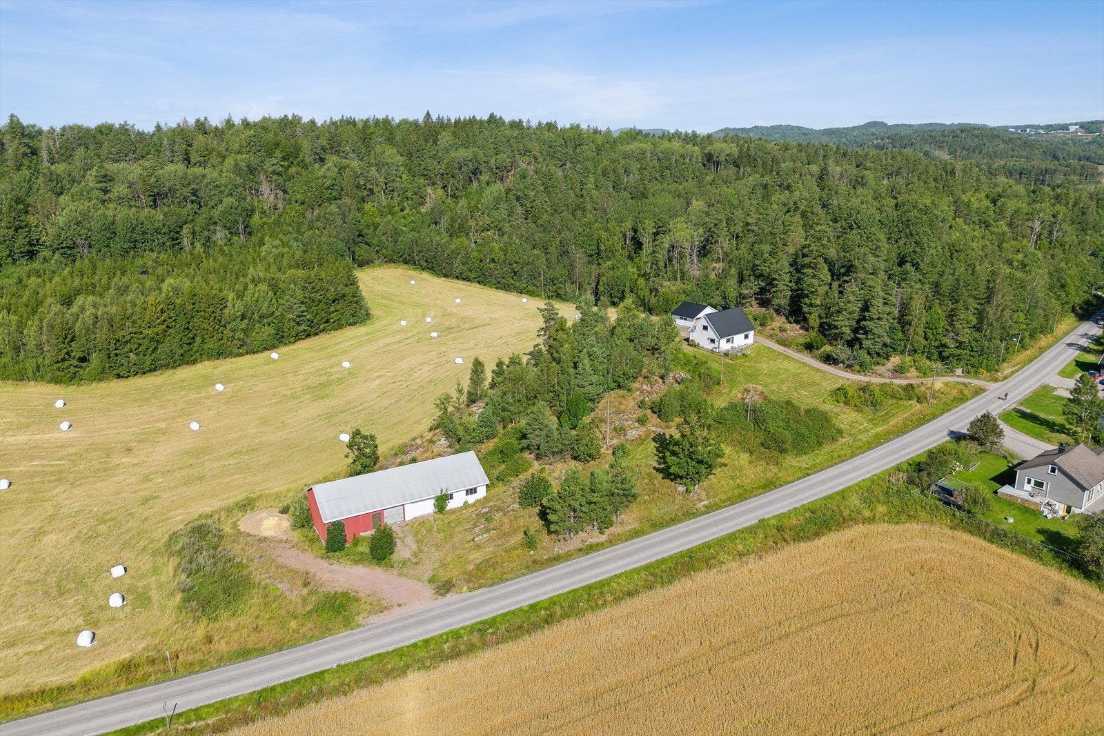 Dette er en innholdsrik eiendom med enebolig, dobbeltgarasje og uthus, beliggende i naturskjønne og landlige omgivelser. Galleribilde