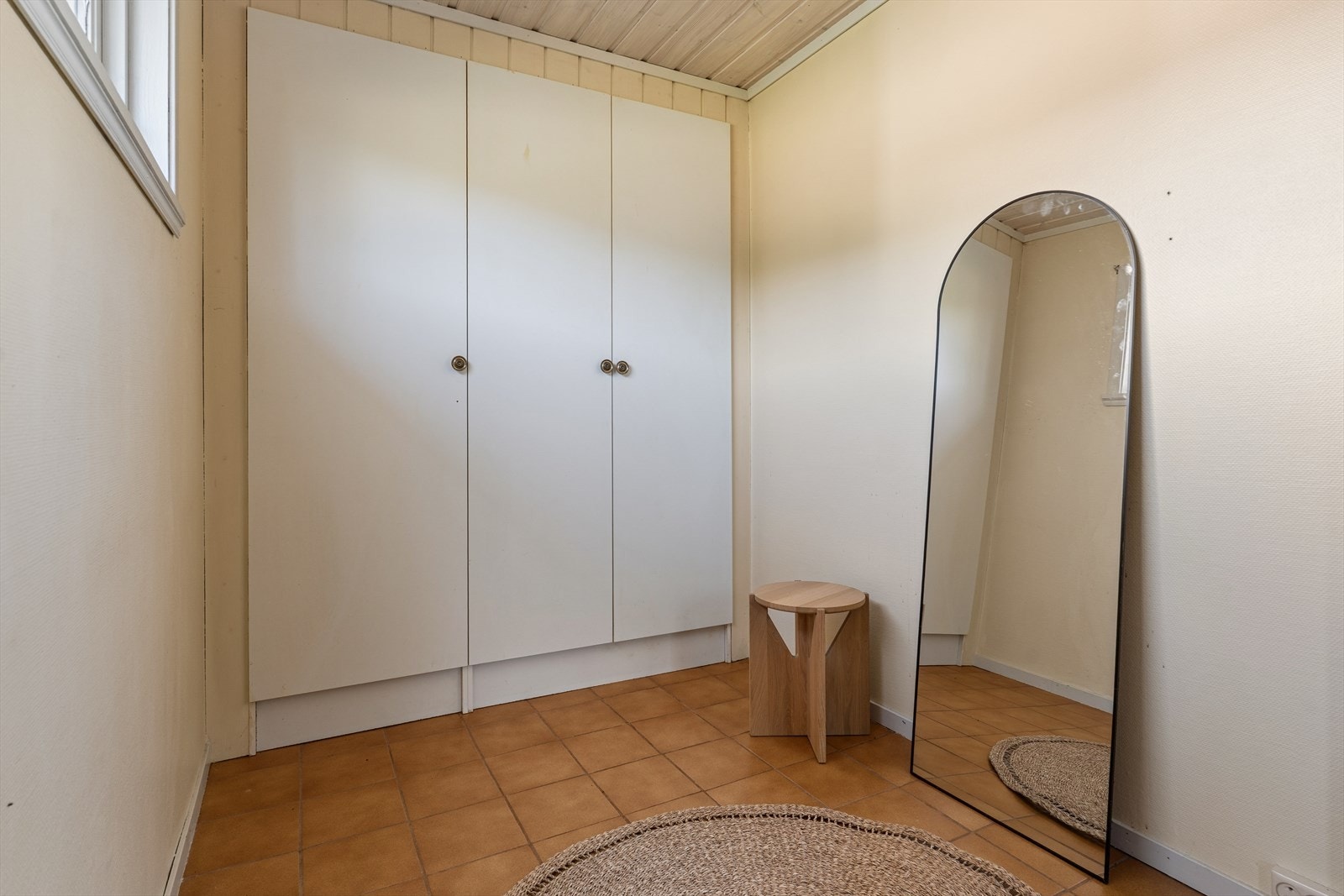 Boden har god plass for ekstra oppbevaring, samt integrerte garderobeskap. Galleribilde