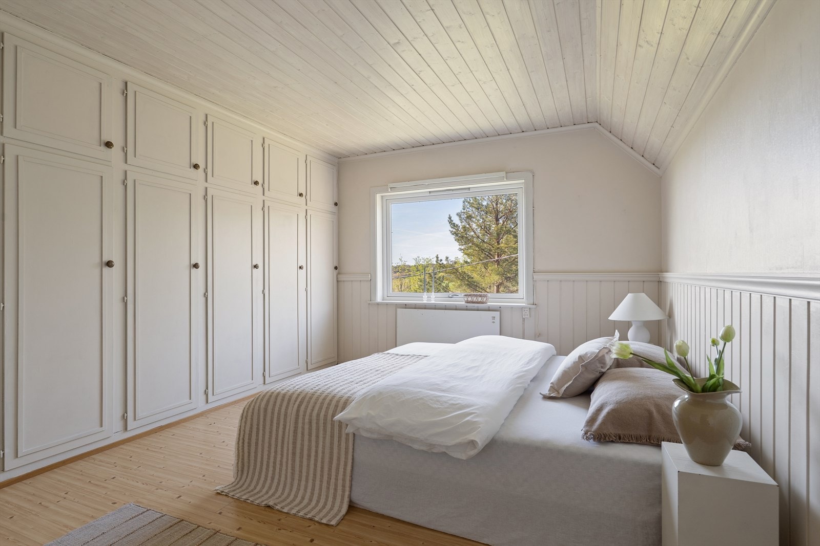 Romslig hovedsoverom med god plass til dobbeltseng og oppbevaringsplass i integrert garderobe. Galleribilde