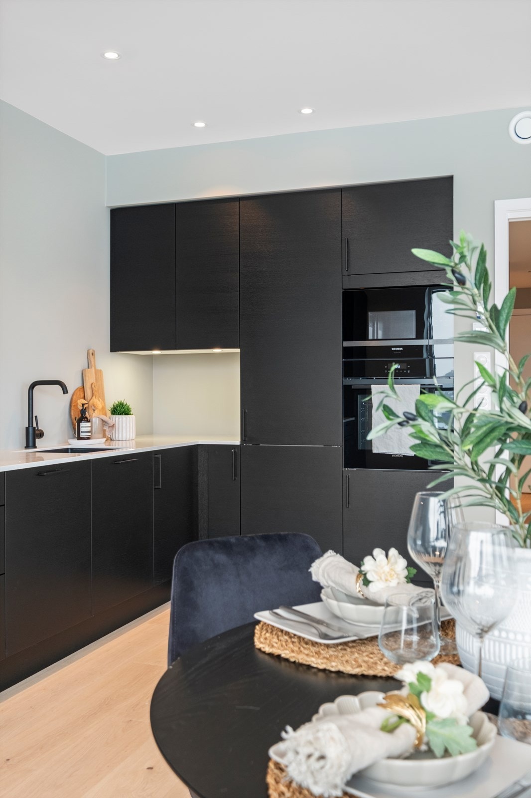 Integrert oppvaskkum og armatur med moderne design sikrer funksjonalitet og stil. Galleribilde