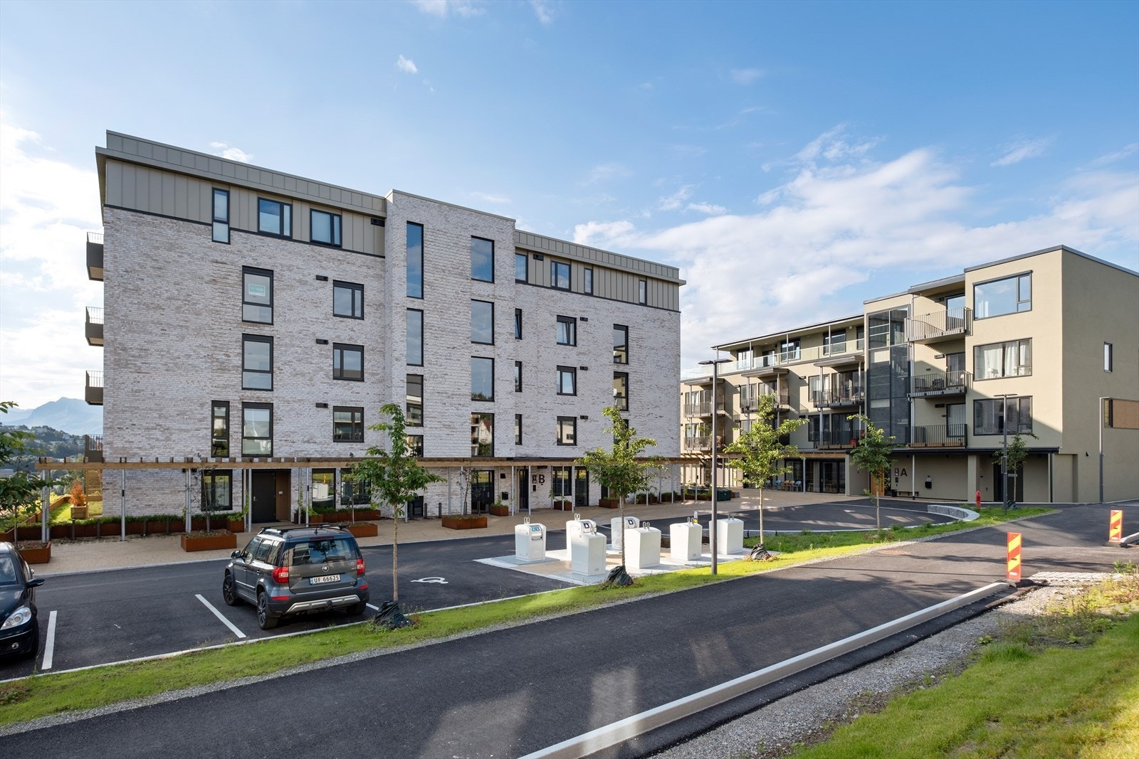 Bygningen er moderne og tilbyr parkering på området. Galleribilde