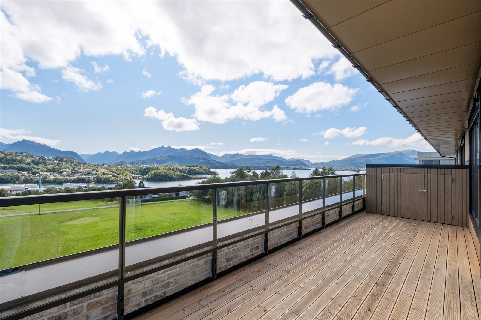 Fra uteområdet kan man nyte panoramautsikt mot fjord og fjell. Galleribilde