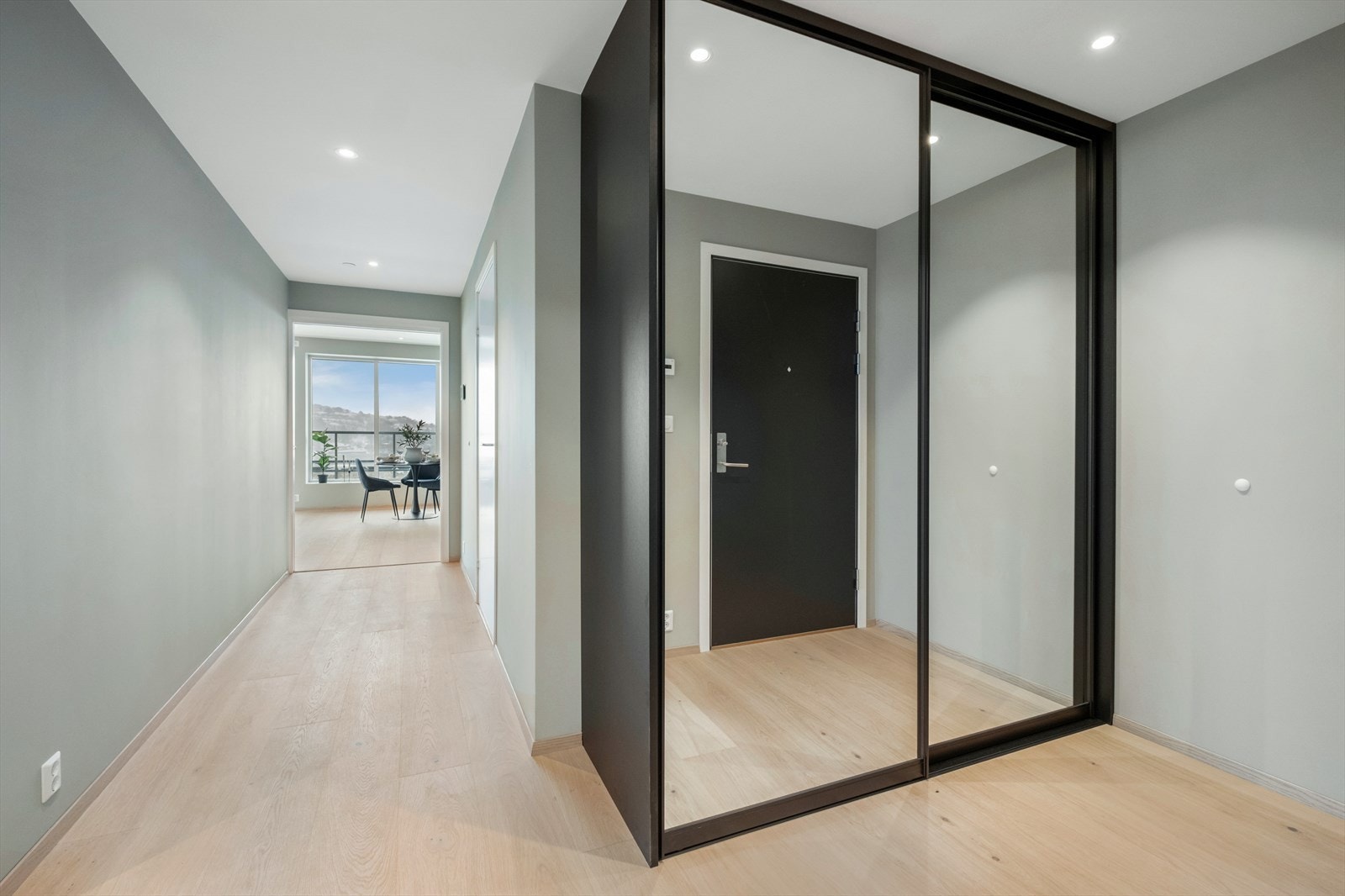 Skyvedørsgarderobe med speil gir både romslighet og funksjonalitet i entréen. Galleribilde