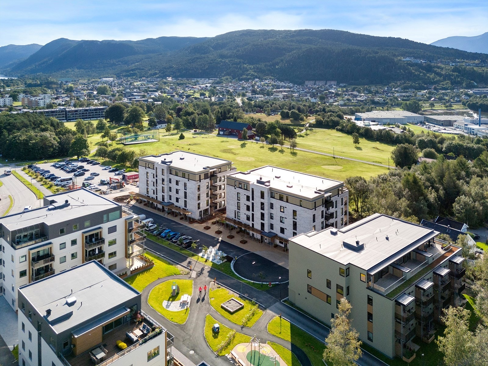 Området rundt boligen har en flott park og grønne omgivelser. Galleribilde