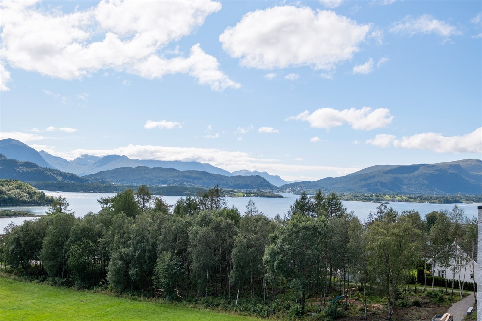 Nærområdet byr på nydelig utsikt over vannet og de omkringliggende fjellene. Galleribilde