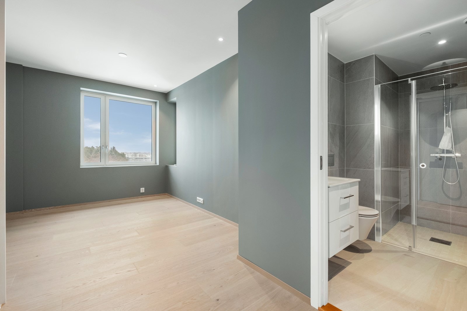 Hovedsoverommet har eget badet med moderne flislagte overflater og en romslig dusjløsning. Galleribilde