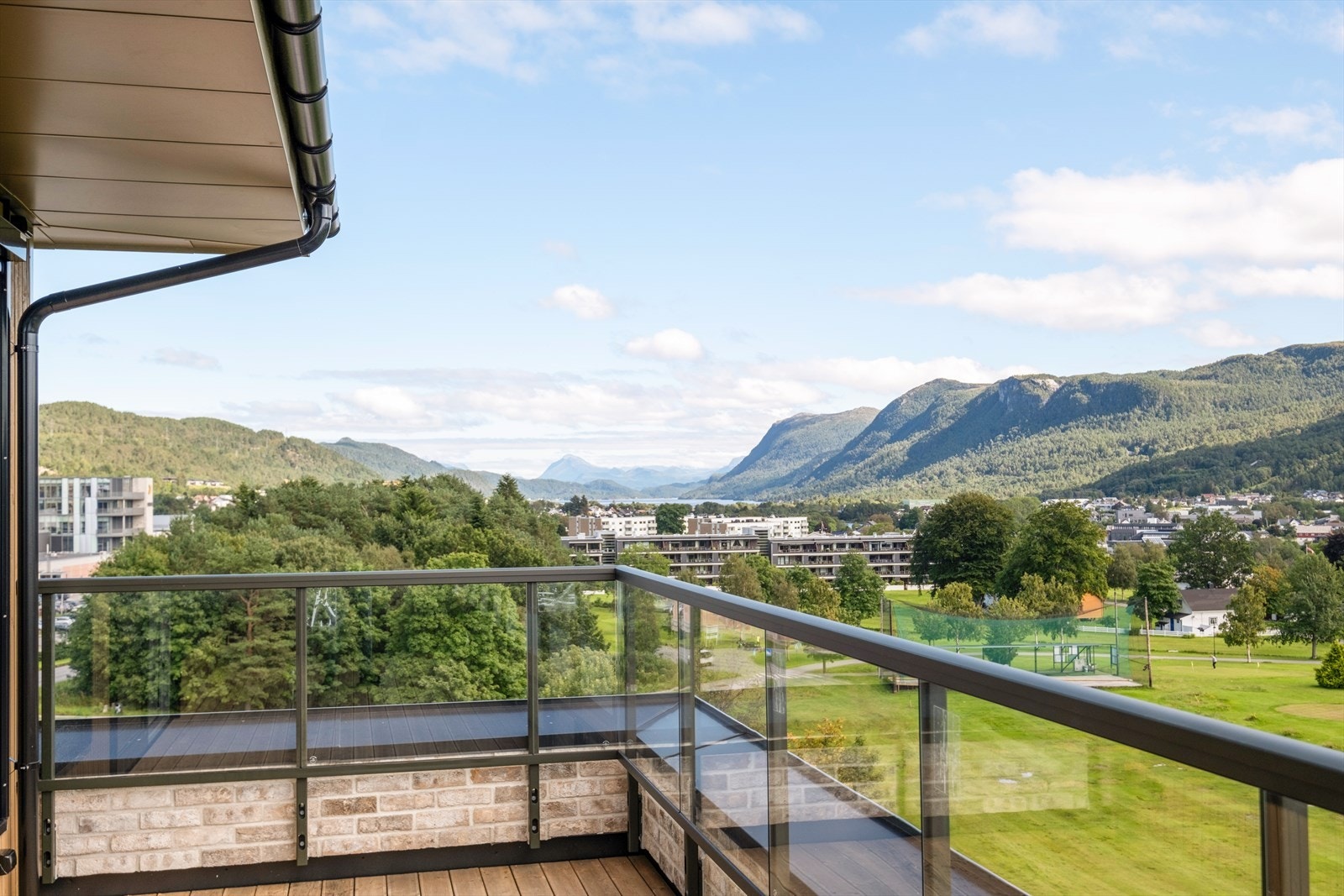 Glassrekkverket sikrer uhindret utsyn mot grøntarealer og omkringliggende natur. Galleribilde
