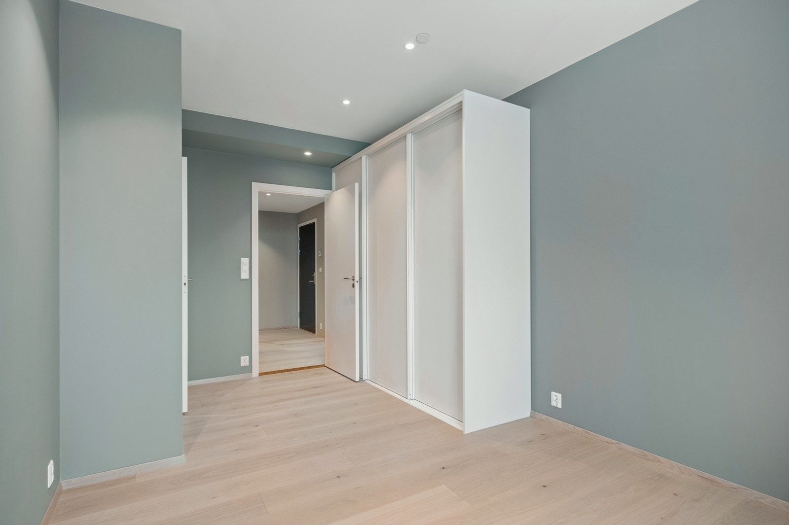 Skyvedørsgarderobe gir effektiv oppbevaringsløsning i soverommet. Galleribilde