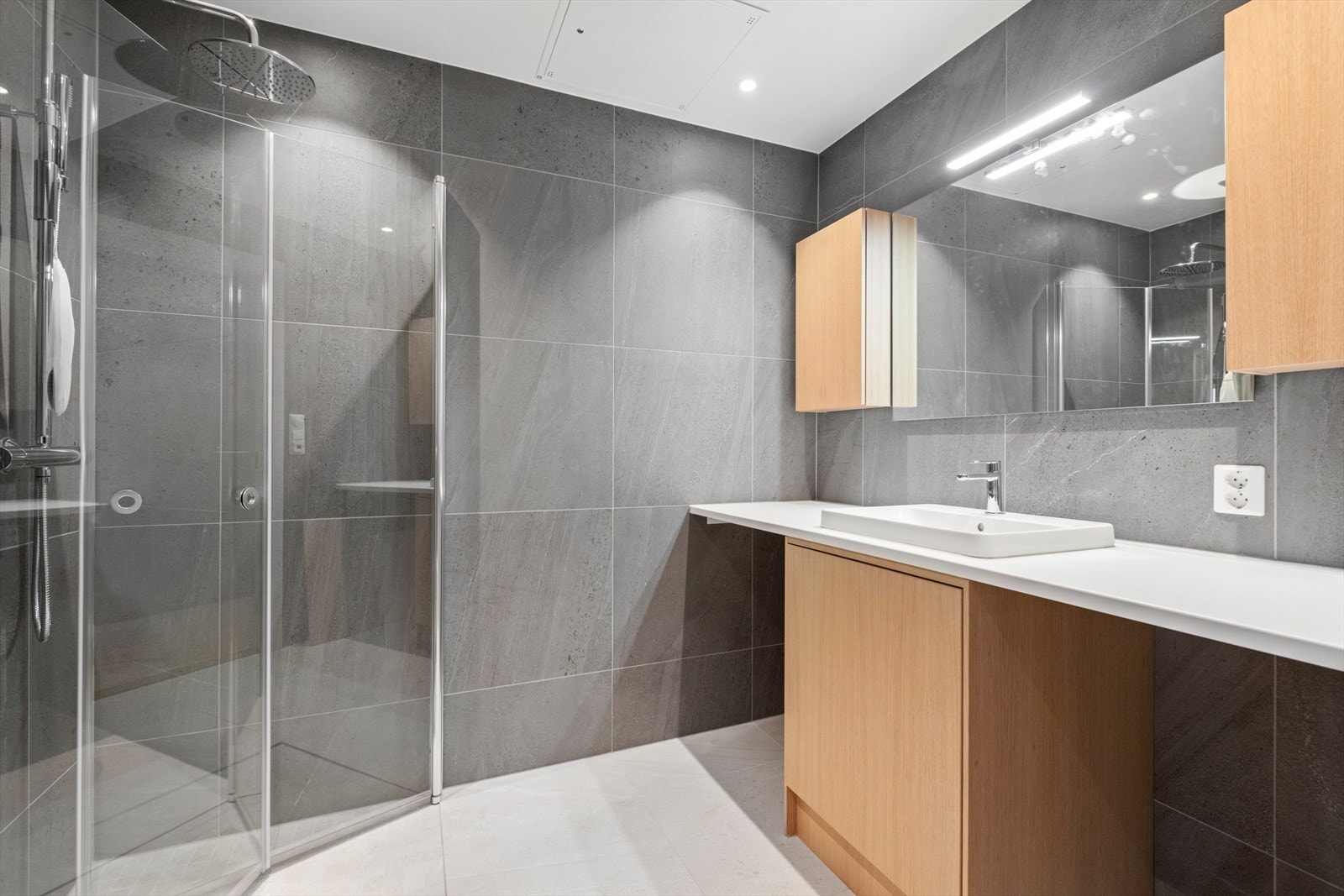 Bad 2 har flislagte vegger og gulv. Det gir badet et moderne og lekkert preg. Opplegg til vaskemaskin og tørketrommel Galleribilde