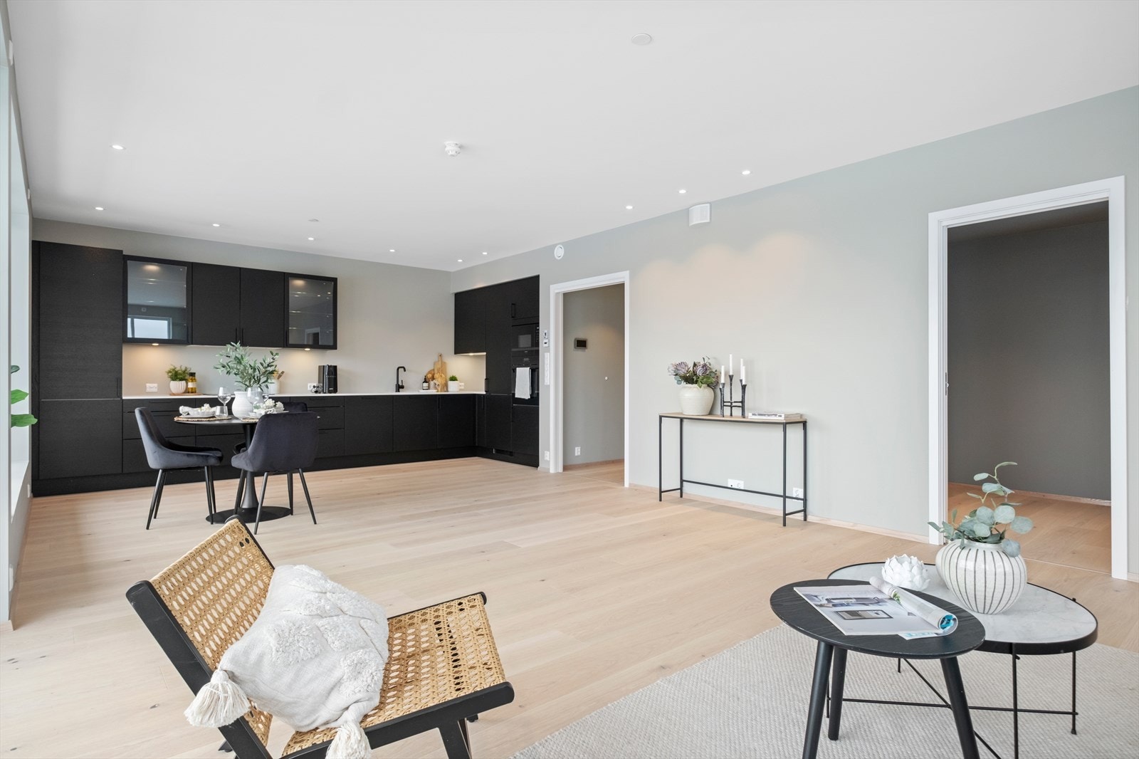 Fra stuen er det enkel tilgang til øvrige rom i boligen. Galleribilde