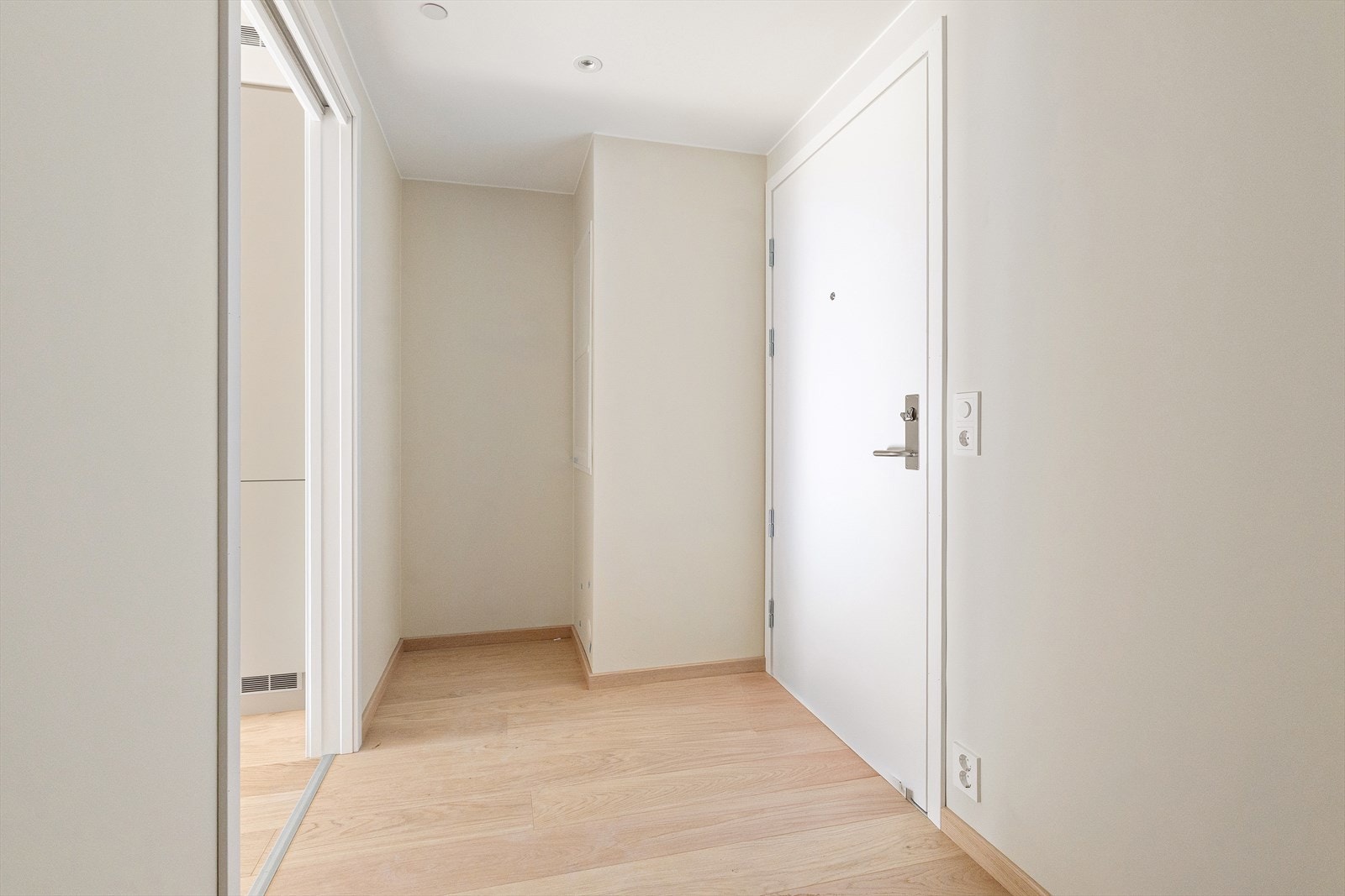 Fin entré m. plass til garderobe, klær og sko. Porttelefon. Galleribilde