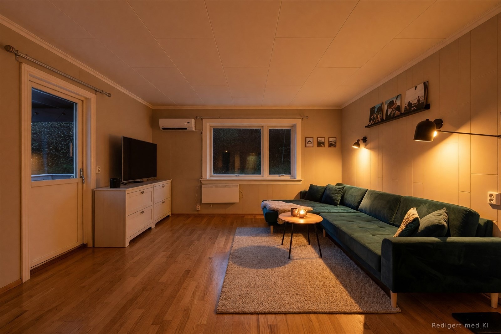 Lys og romslig stue med gode vindusflater som slipper inn godt med dagslys og gir en god romfølelse. *Digitalt kveldsfoto Galleribilde