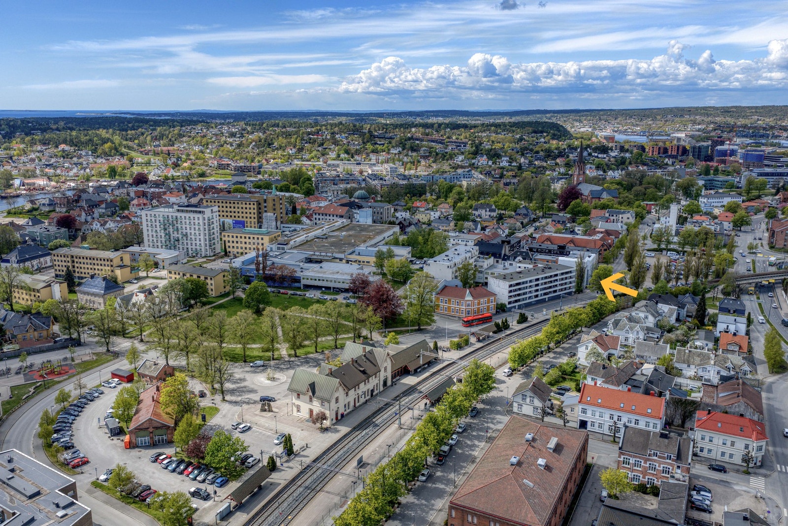 Pendlervennlig beliggenhet med togstasjon like i nærheten Galleribilde