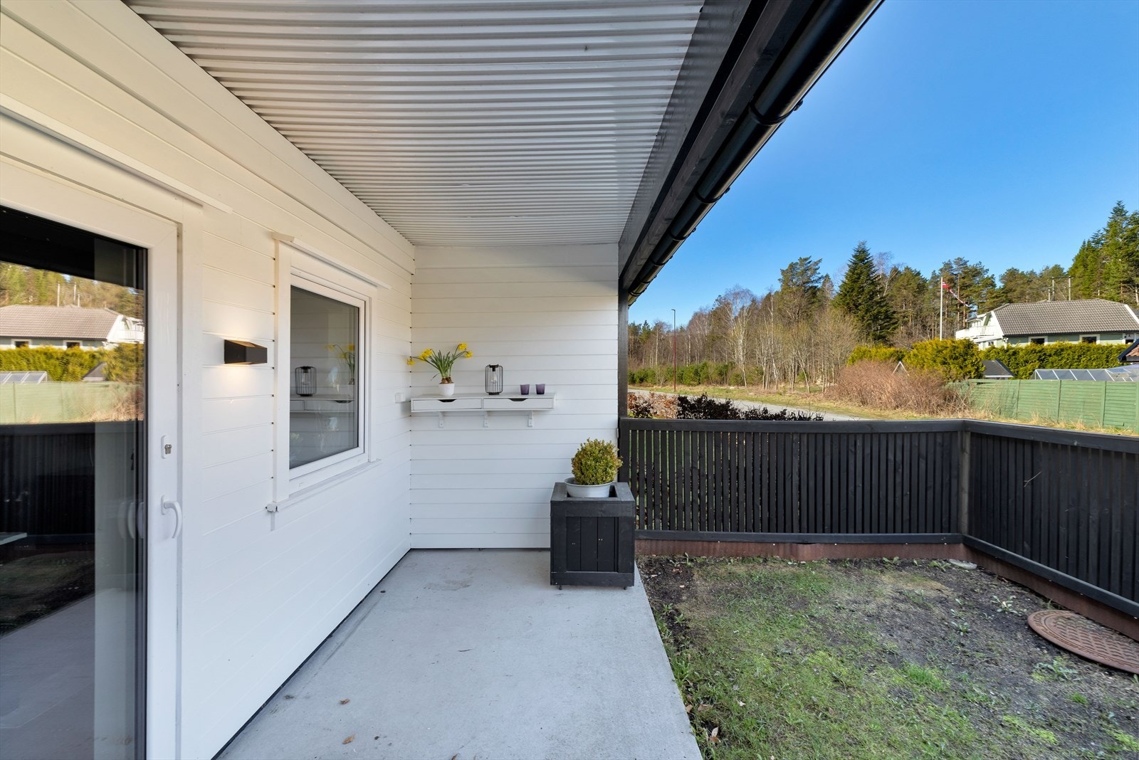 Delvis overbygd uteplass. Galleribilde