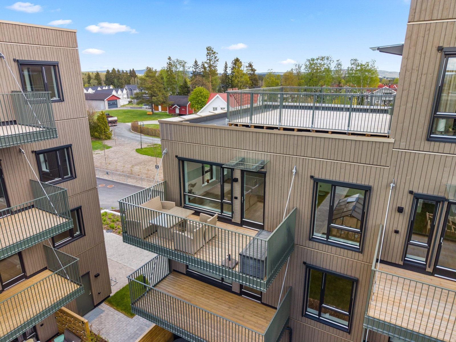 Balkongen utenfor stuen har god plass til en sittegruppe så du kan nyte solen! Galleribilde